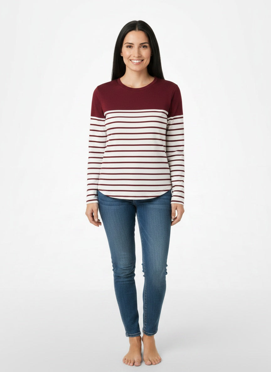 Full body view of the model wearing T-shirt rayé femme