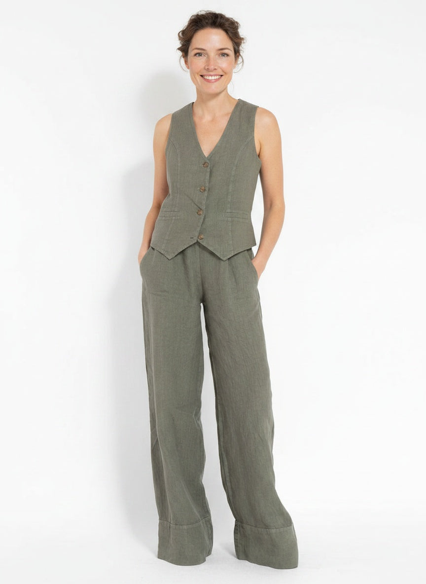 Full body view of the model wearing Gilet avec pantalon long et large fluide femme