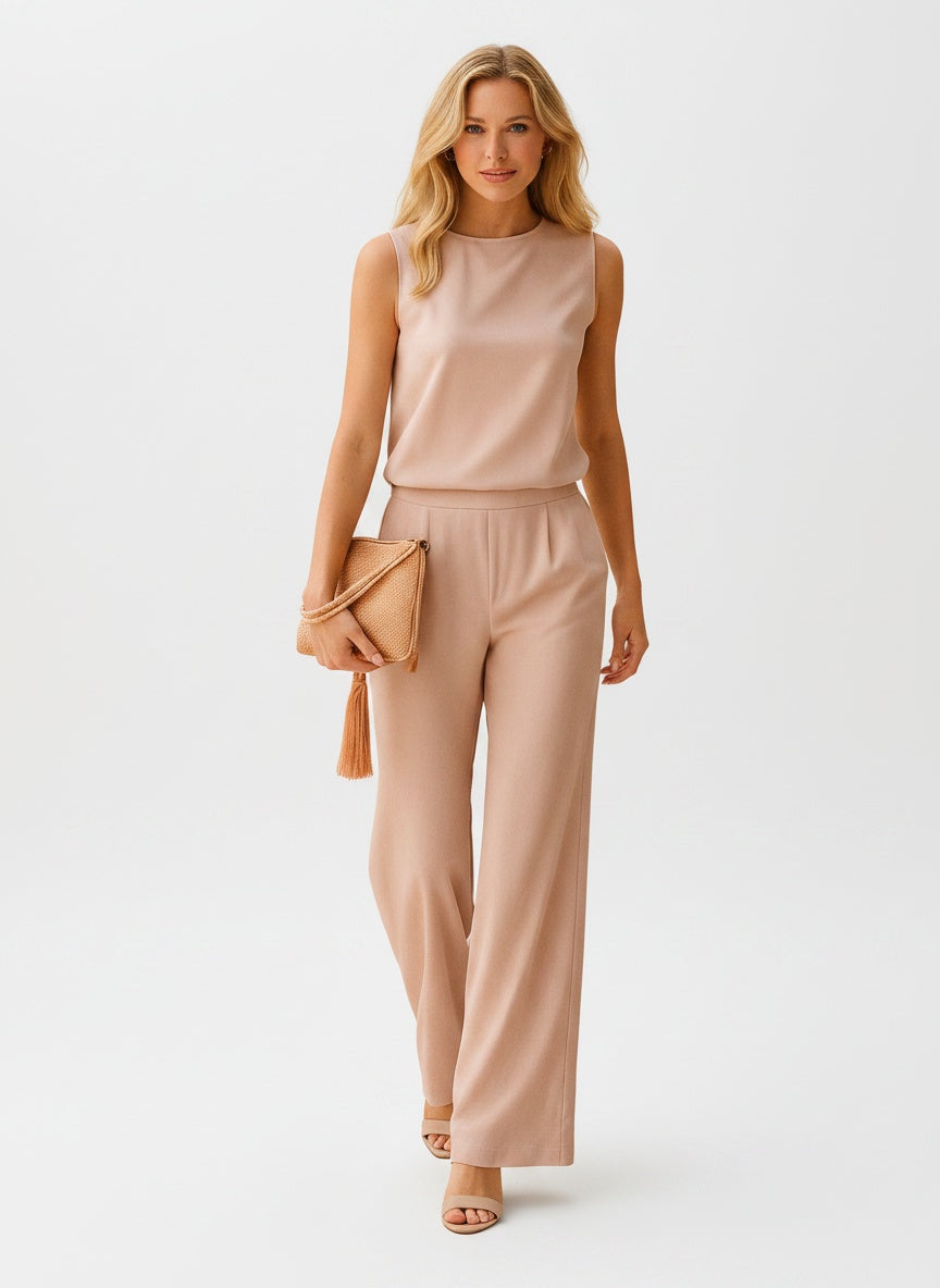Full body view of the model wearing Combinaison à jambes larges femme