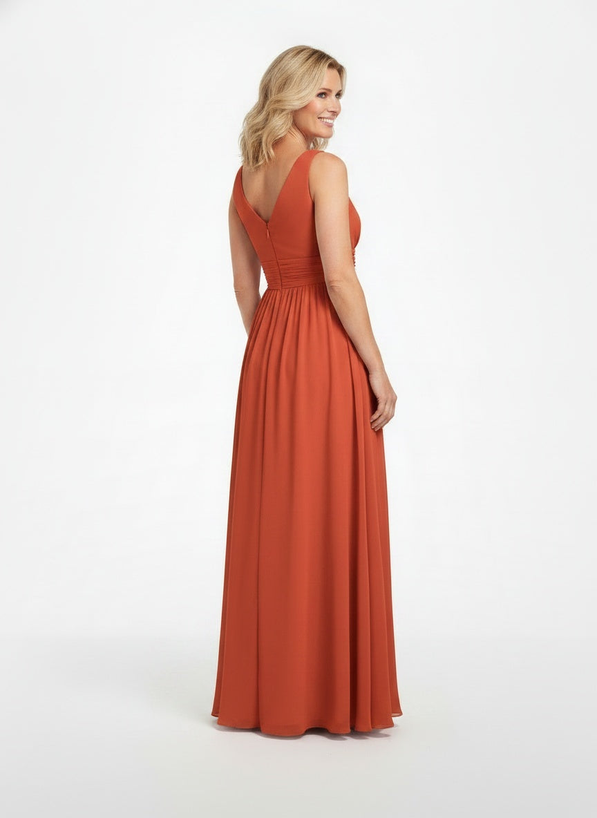 Back pose of the model wearing Robe maxi sans manches à col en V femme