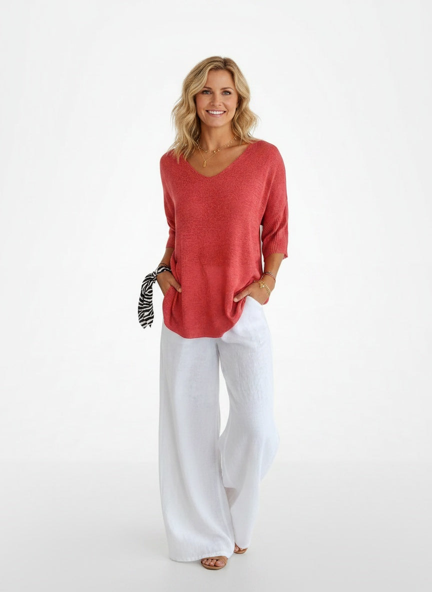 Full body view of the model wearing Top en maille à col en V et manches trois-quarts femme