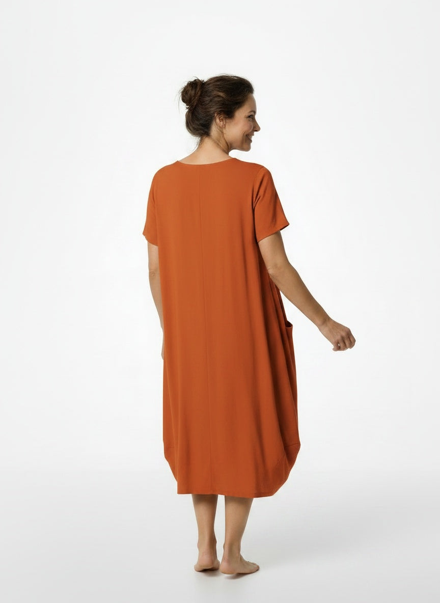 Back pose of the model wearing Robe d'été midi légère à coupe ample et col rond femme