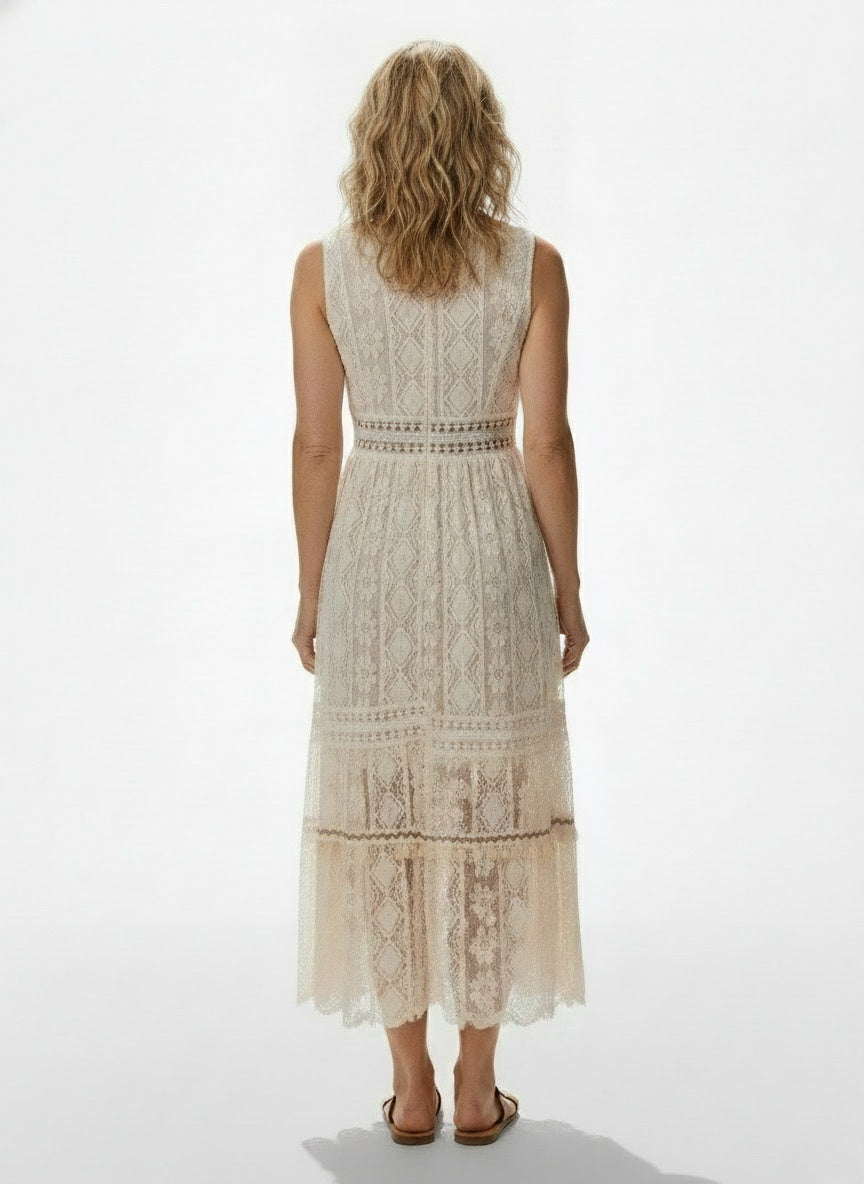Back pose of the model wearing Robe maxi bohème en dentelle femme