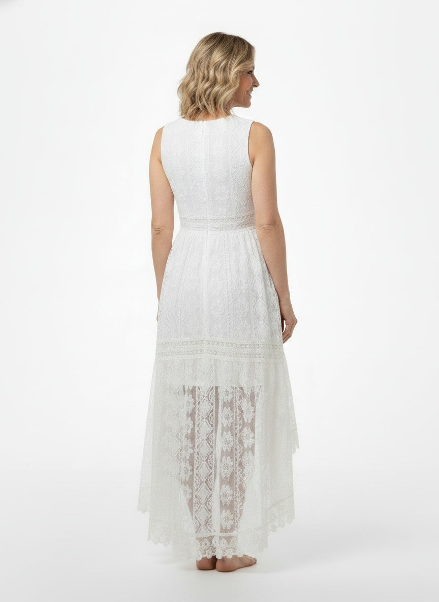 Back pose of the model wearing Robe maxi bohème en dentelle femme