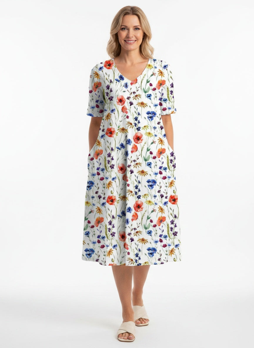 Full body view of the model wearing Robe d'été midi imprimée femme