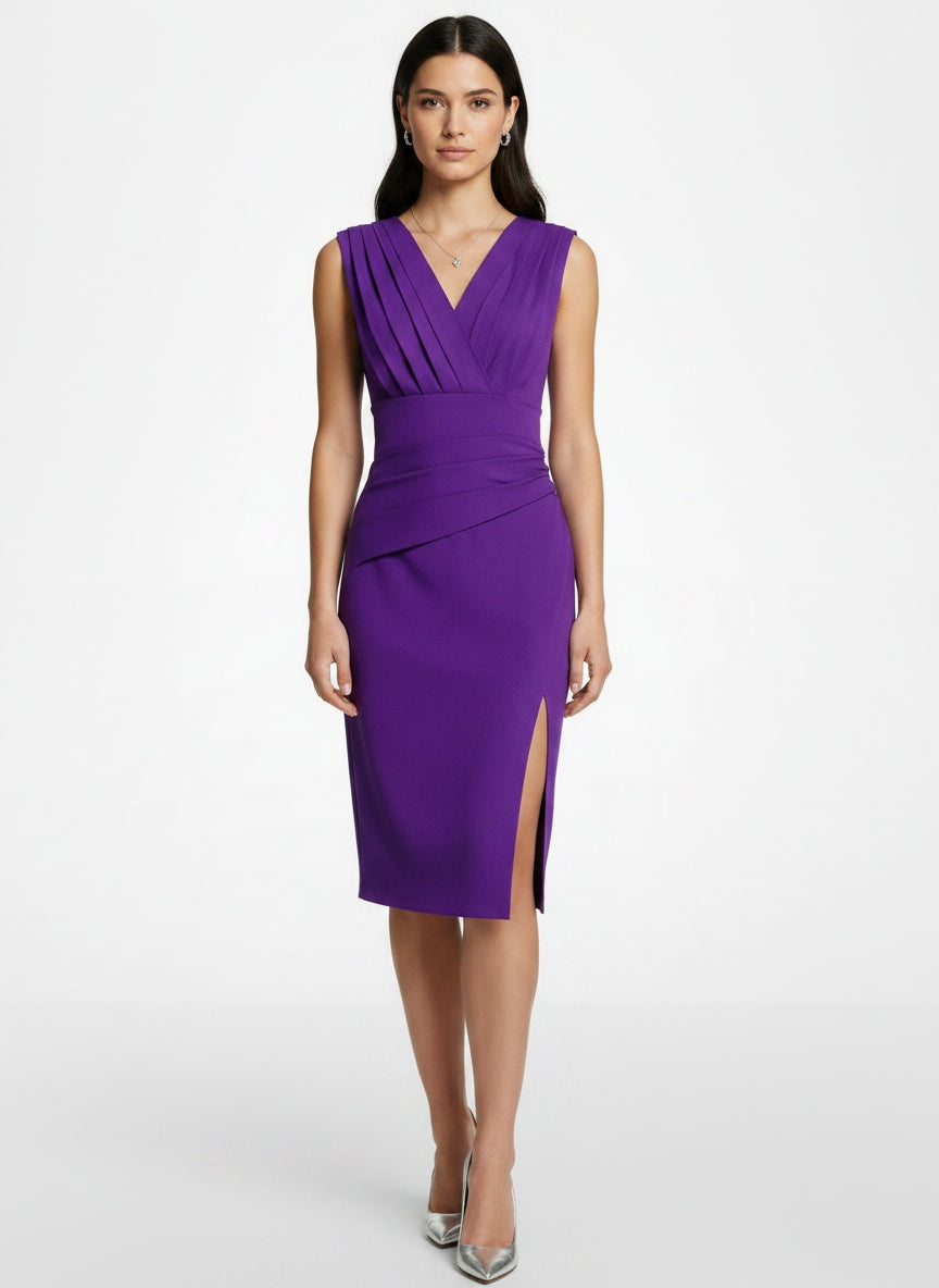 Full body view of the model wearing Robe de soirée midi plissée femme