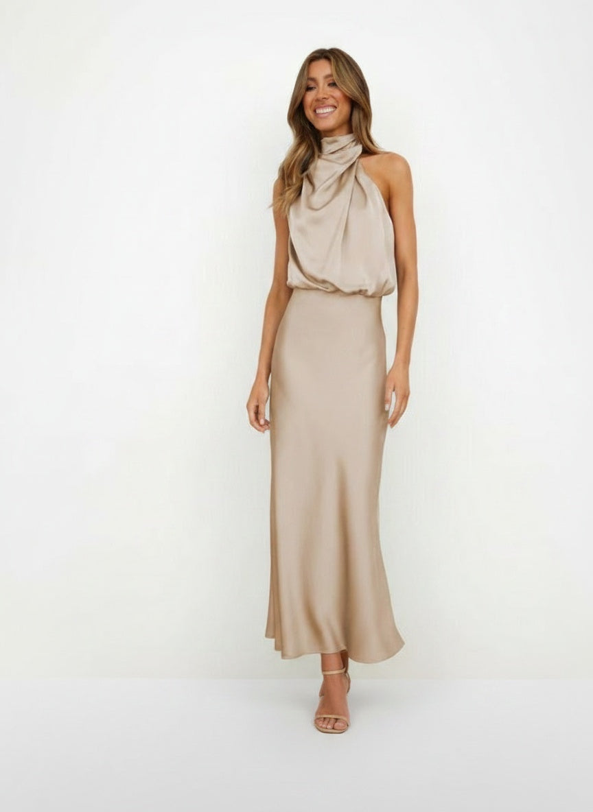 Full body view of the model wearing Robe de soirée maxi à col halter femme