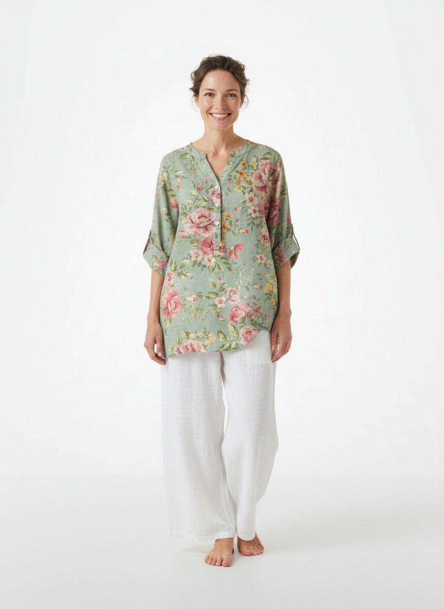 Full body view of the model wearing Blouse à imprimé floral et demi-patte boutonnée à manches longues femme