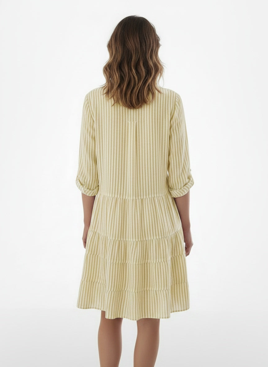 Back pose of the model wearing Robe d'été midi rayée à manches trois-quarts femme