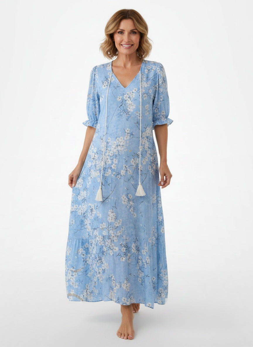 Full body view of the model wearing Robe midi légère imprimée femme