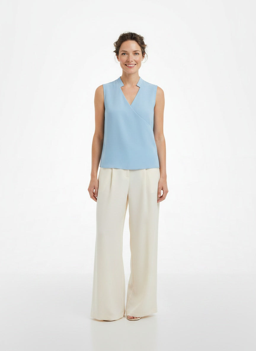 Full body view of the model wearing Top d'été à col en V femme