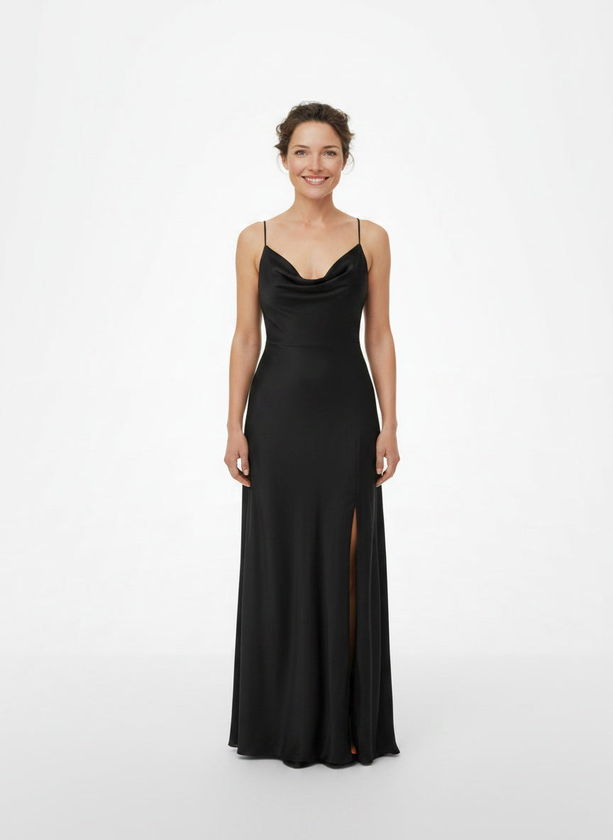Full body view of the model wearing Robe d'été maxi portefeuille à fines bretelles femme