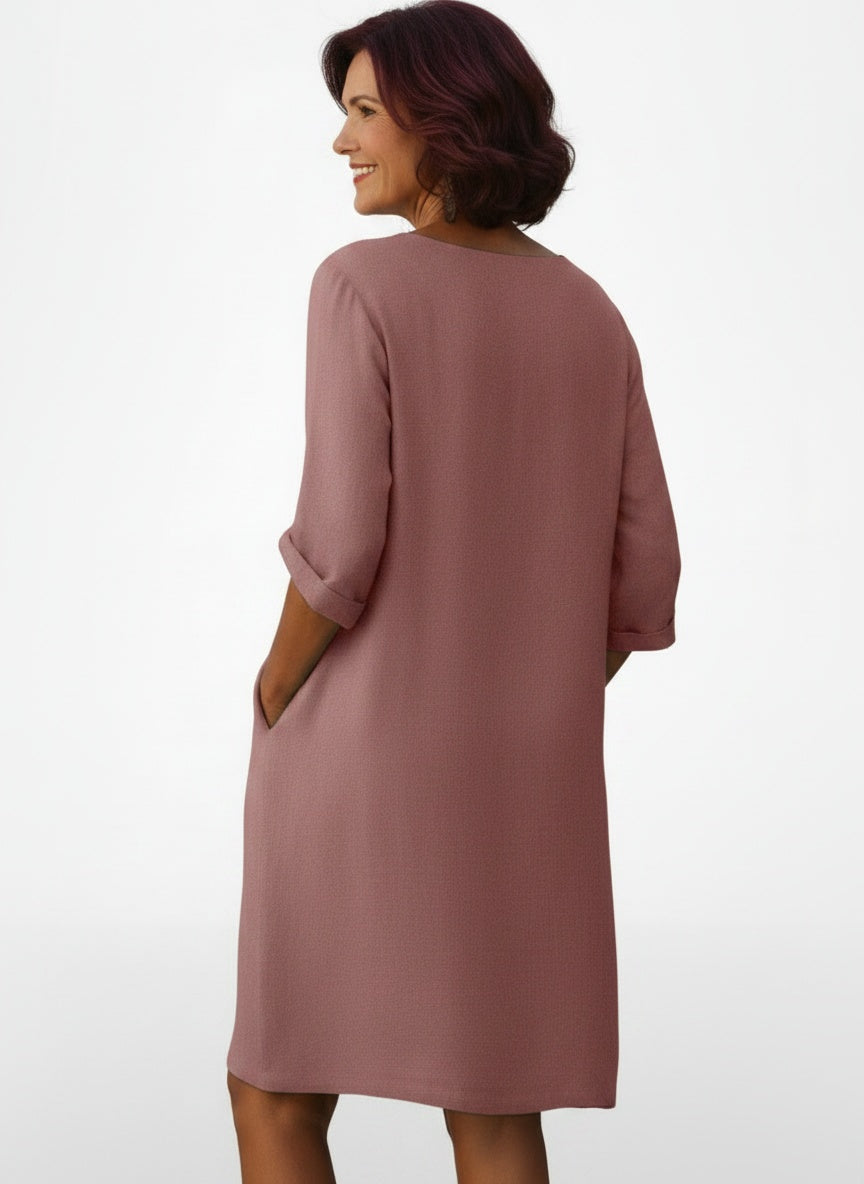 Back pose of the model wearing Robe midi à col en V et manches trois-quarts femme