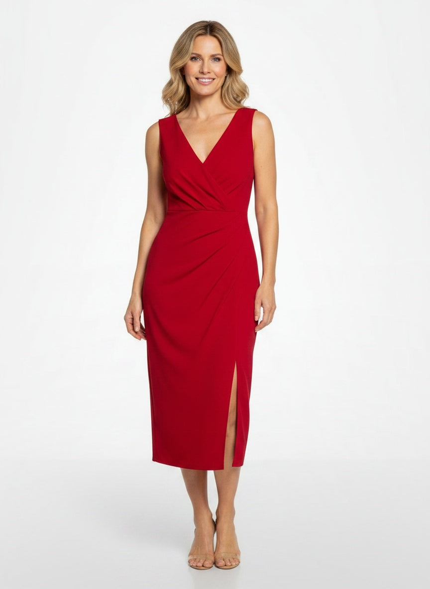 Full body view of the model wearing Robe de soirée midi plissée femme
