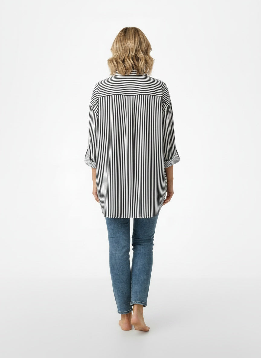 Back pose of the model wearing Blouse d'été rayée à manches longues femme