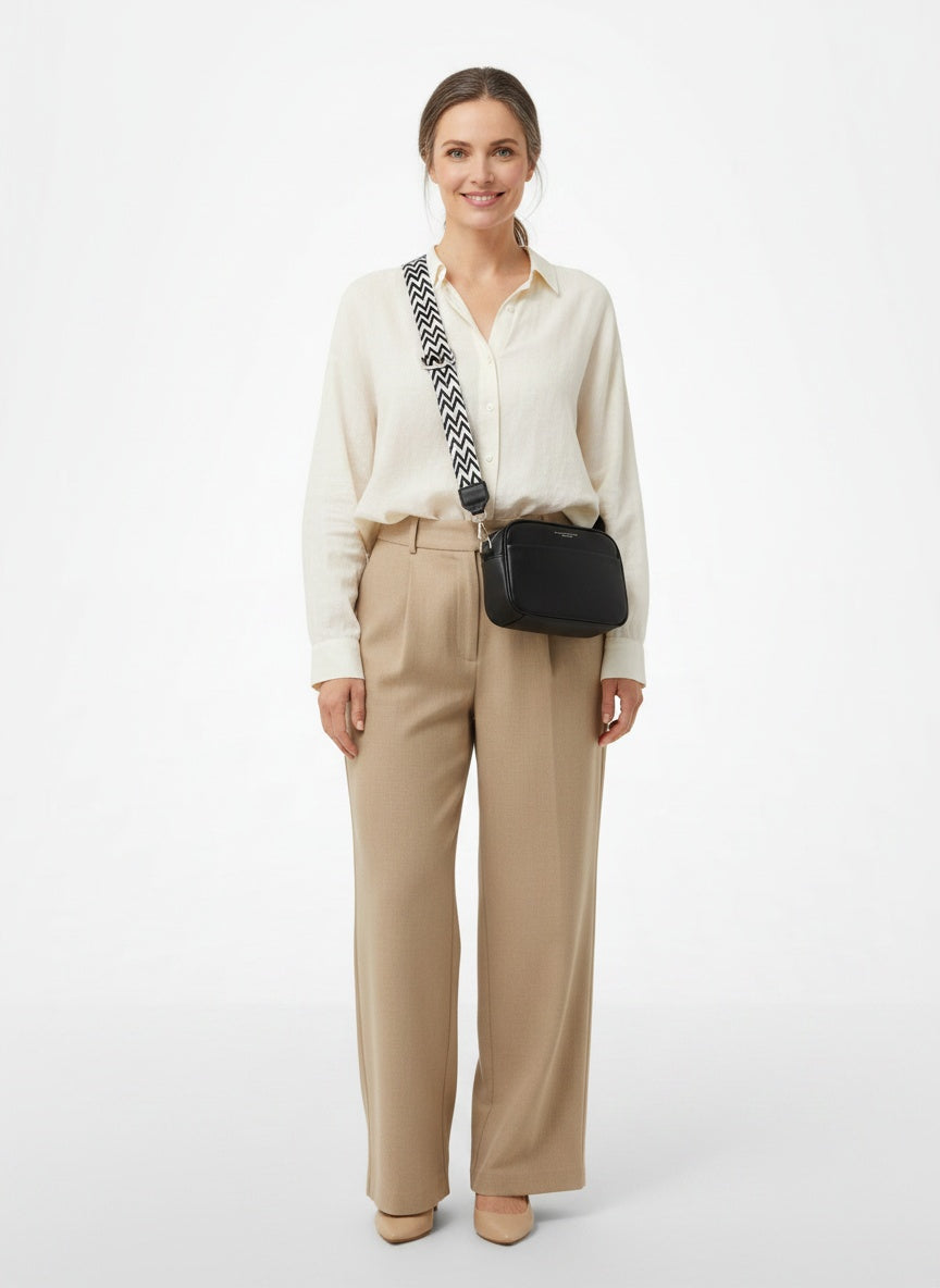 Full body view of the model wearing Sac à bandoulière en cuir femme