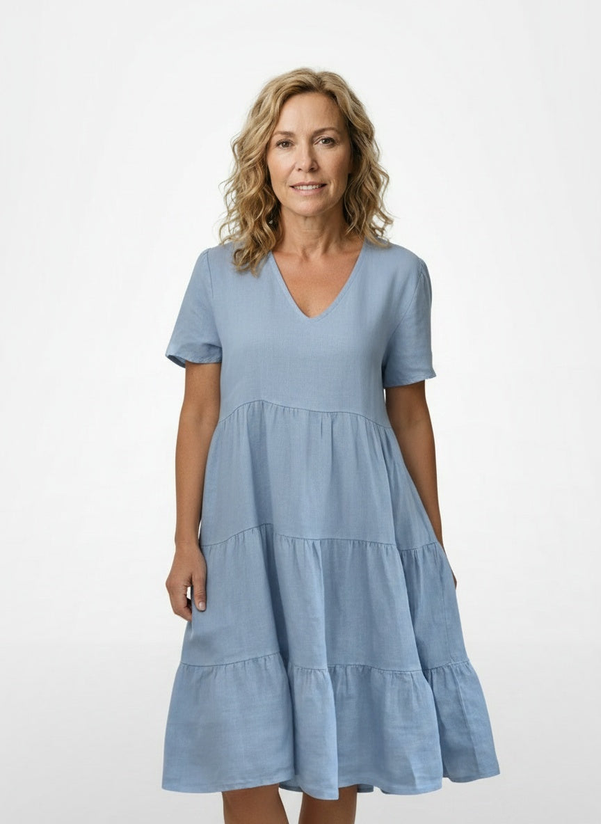 Full body view of the model wearing Robe midi à jupe évasée et col en V femme