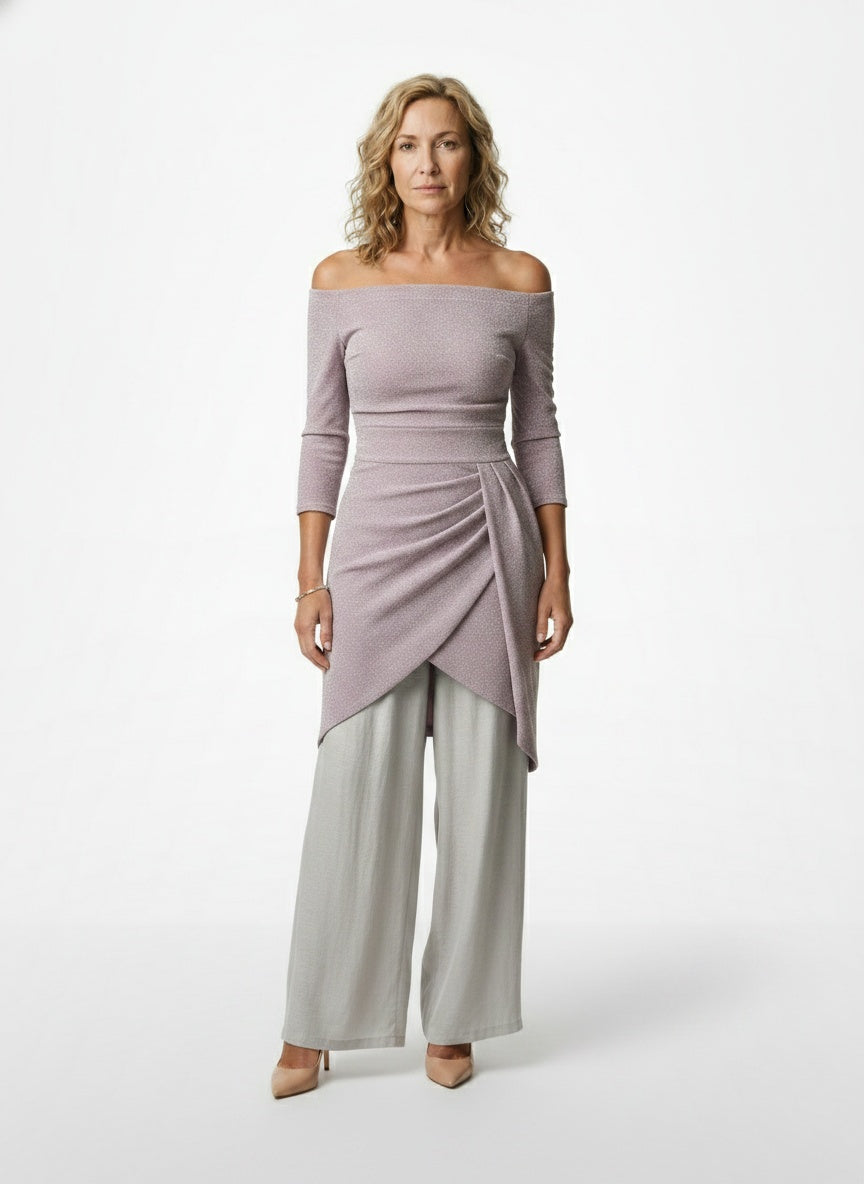 Full body view of the model wearing Robe midi épaules dénudées avec détails plissés et fente à l’avant femme