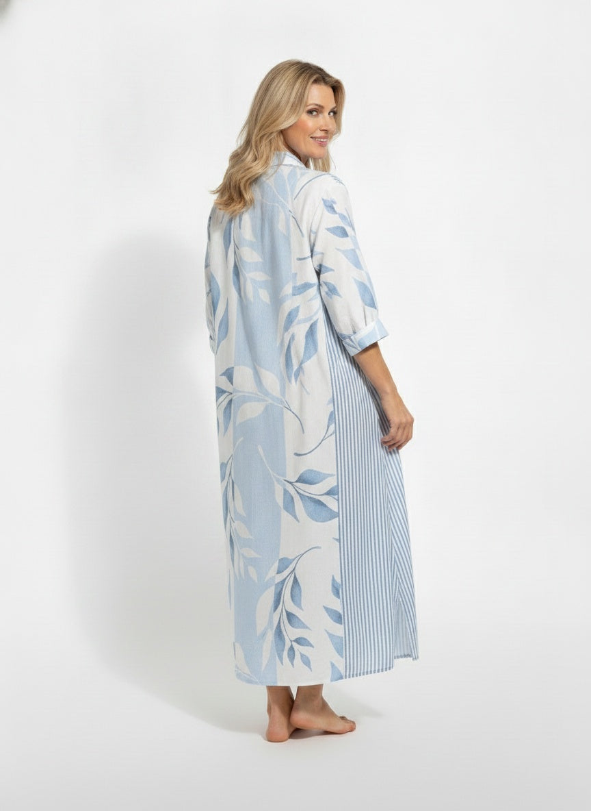 Back pose of the model wearing Robe maxi bohème à col en V femme