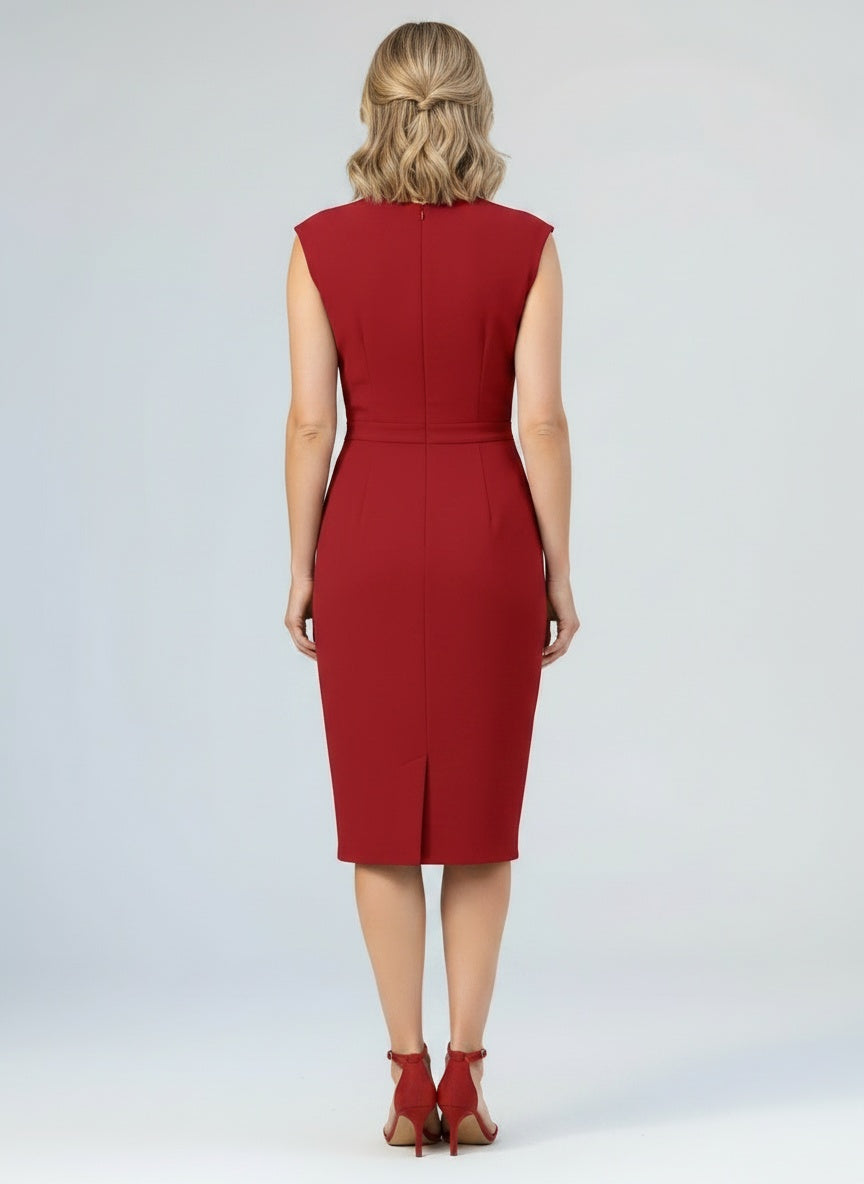 Back pose of the model wearing Robe cocktail midi à col goutte d’eau et taille plissée femme