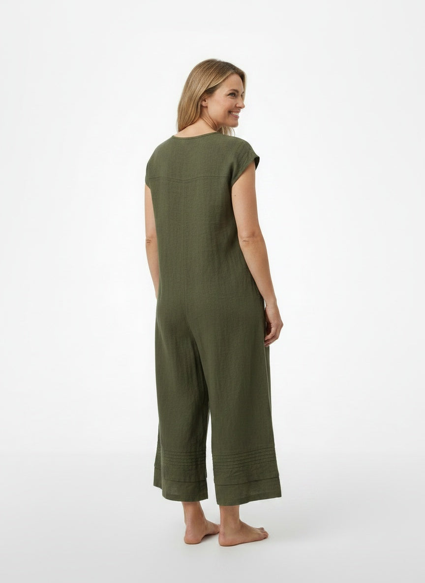 Back pose of the model wearing Combinaison ample femme