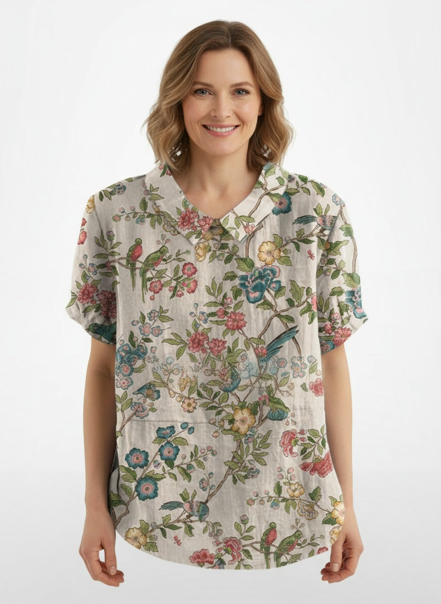 Full body view of the model wearing Blouse vintage à imprimé floral femme