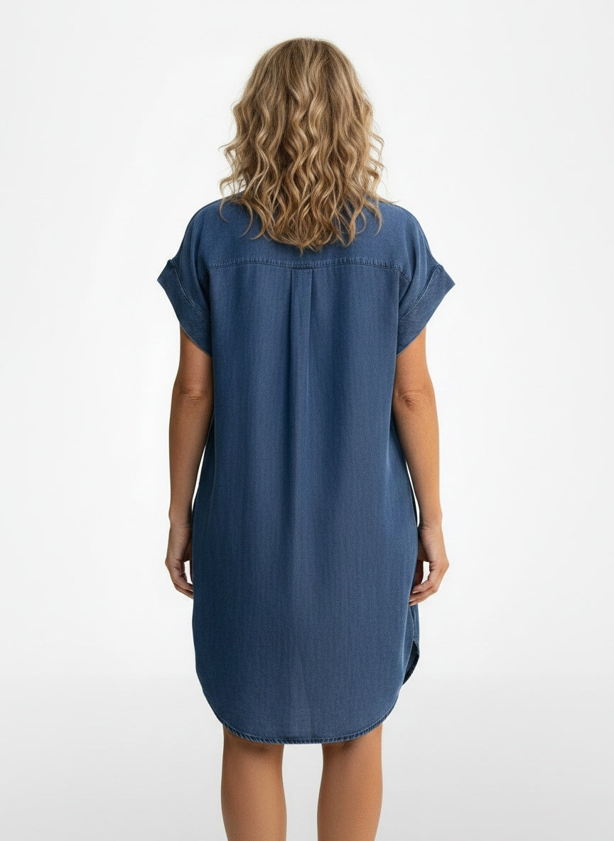 Back pose of the model wearing Robe chemise midi femme