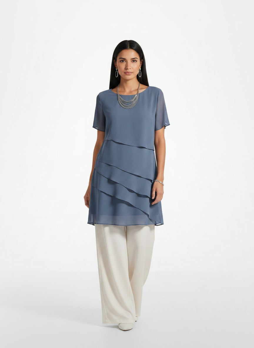 Full body view of the model wearing Robe midi en chiffon à volants femme