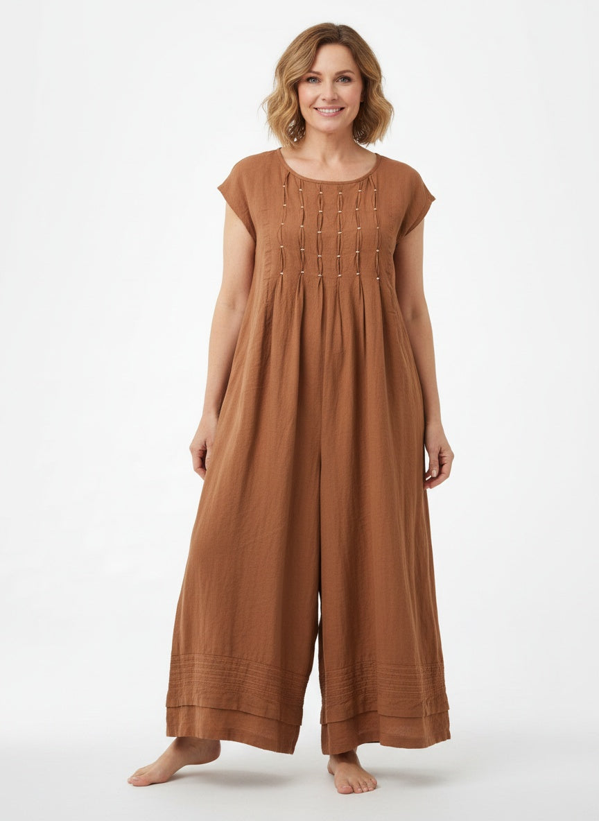 Full body view of the model wearing Combinaison ample femme