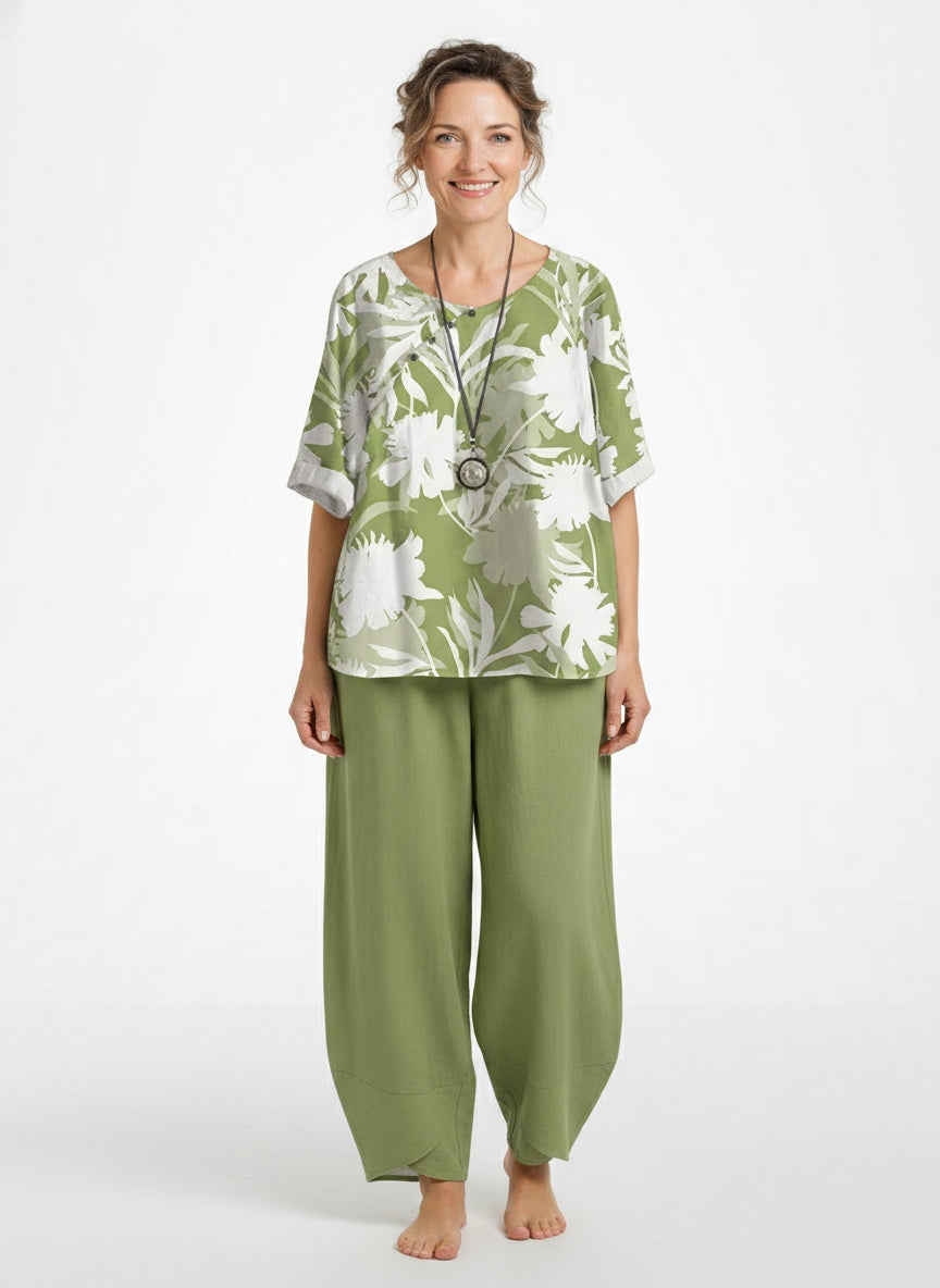 Full body view of the model wearing Ensemble d'été deux pièces à coupe confortable femme