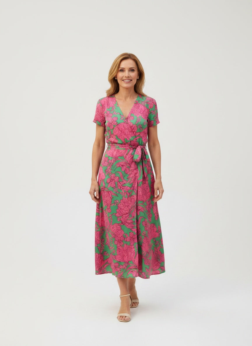 Full body view of the model wearing Robe portefeuille midi imprimée femme