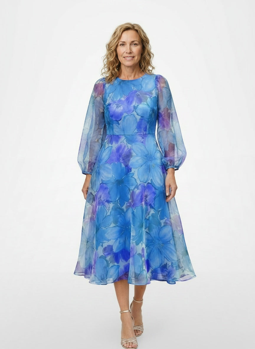 Full body view of the model wearing Robe midi à imprimé floral rose et bleu femme