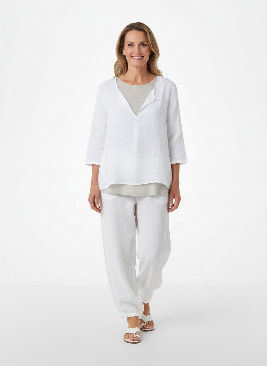 Full body view of the model wearing Blouse d'été décontractée à design superposé femme