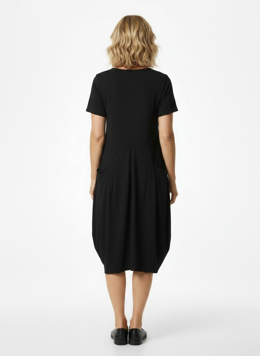 Back pose of the model wearing Robe d'été midi légère à coupe ample et col rond femme