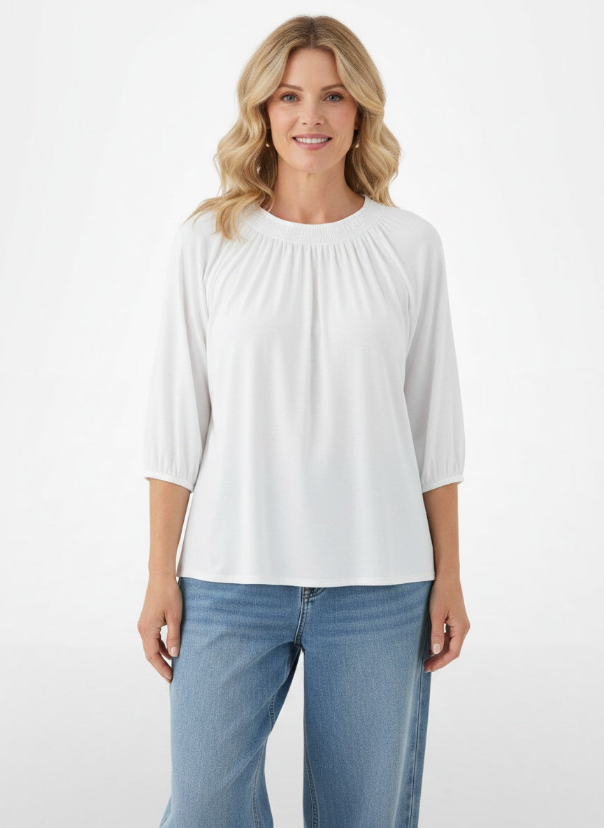 Full body view of the model wearing T-shirt à col rond femme