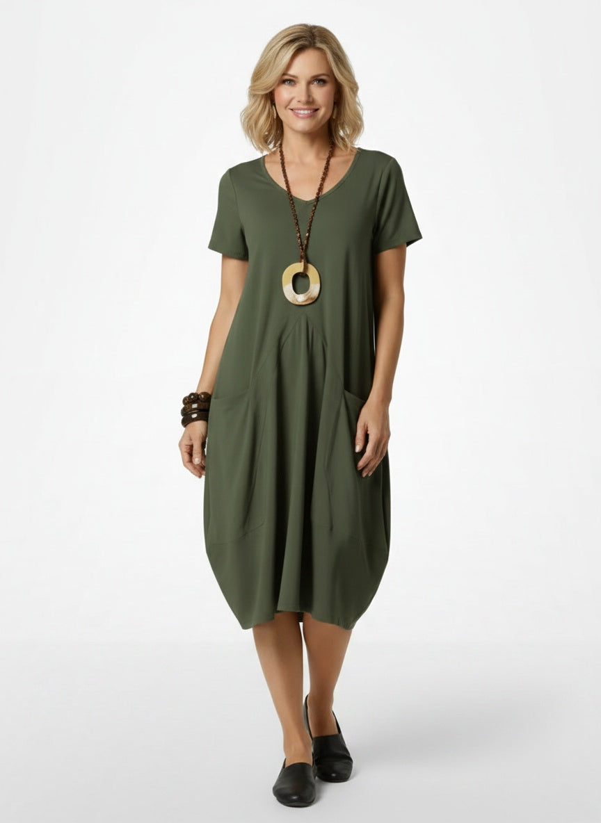 Full body view of the model wearing Robe d'été midi légère à coupe ample et col rond femme