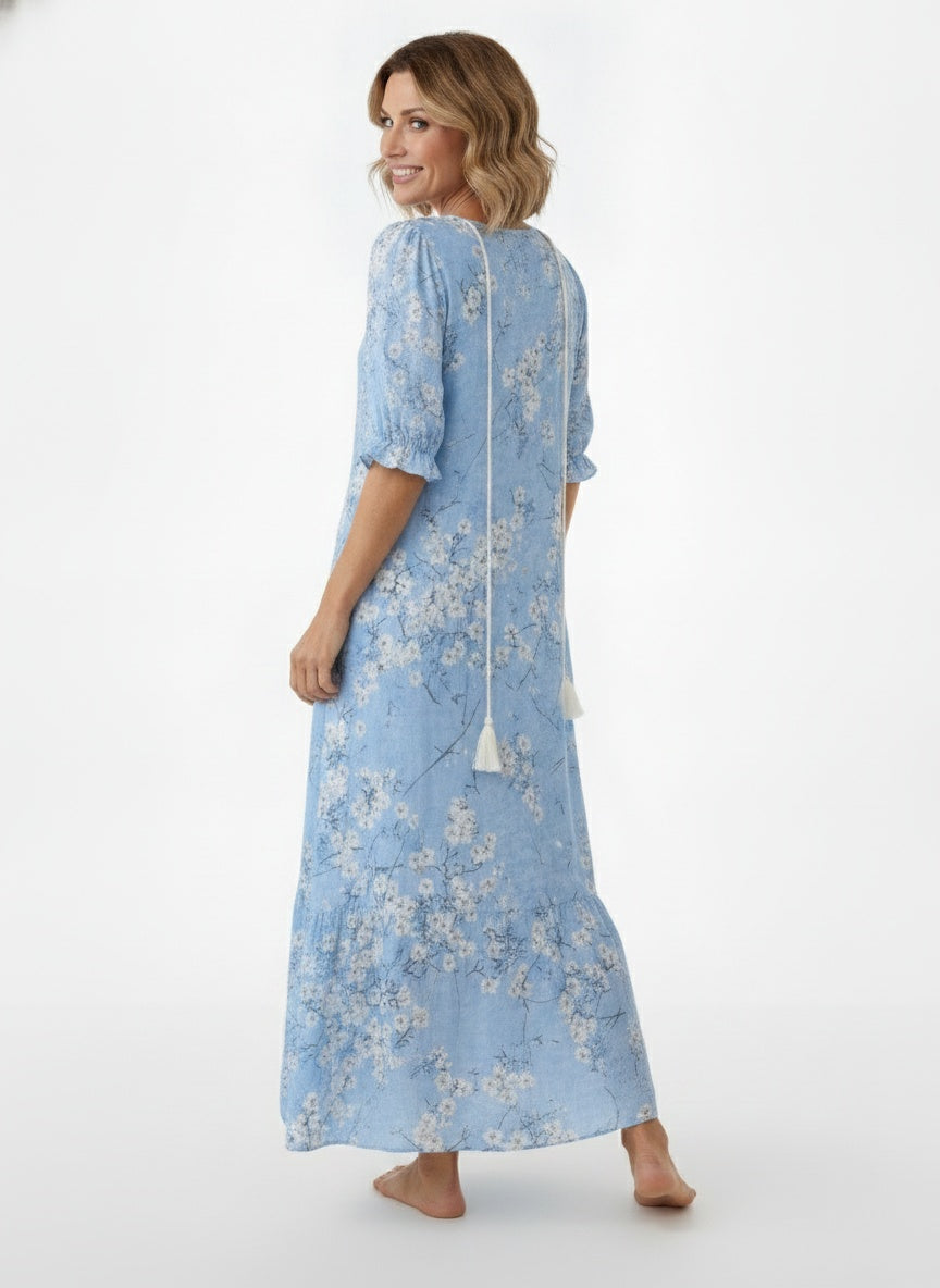 Back pose of the model wearing Robe midi légère imprimée femme