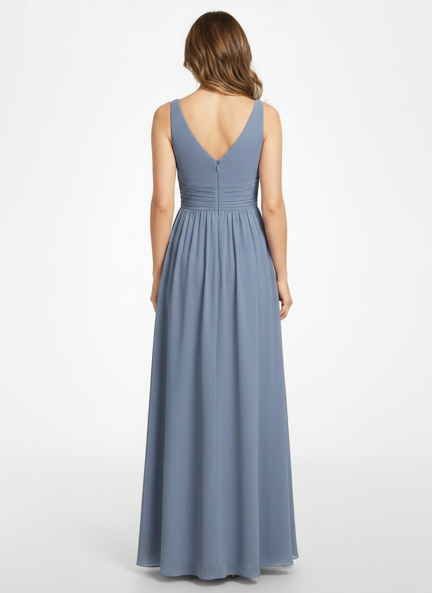 Back pose of the model wearing Robe maxi sans manches à col en V femme