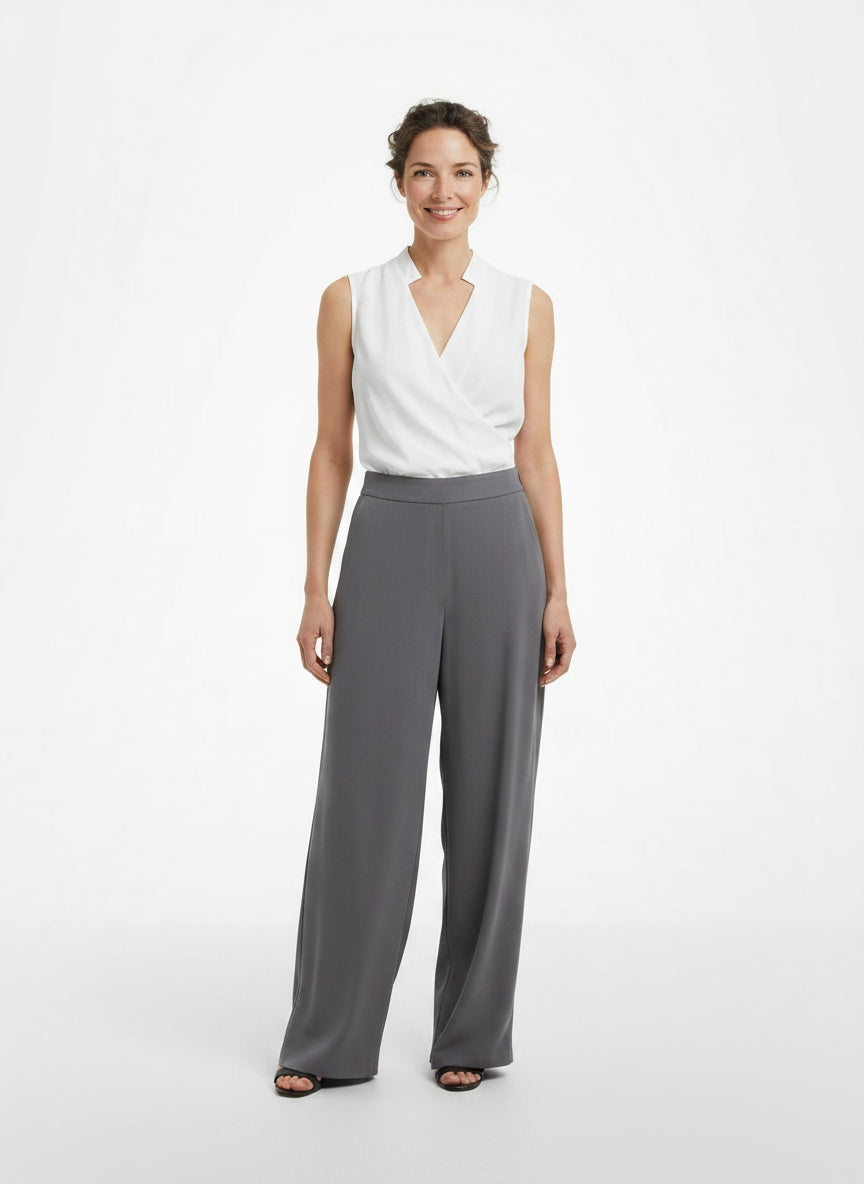 Full body view of the model wearing Top d'été à col en V femme