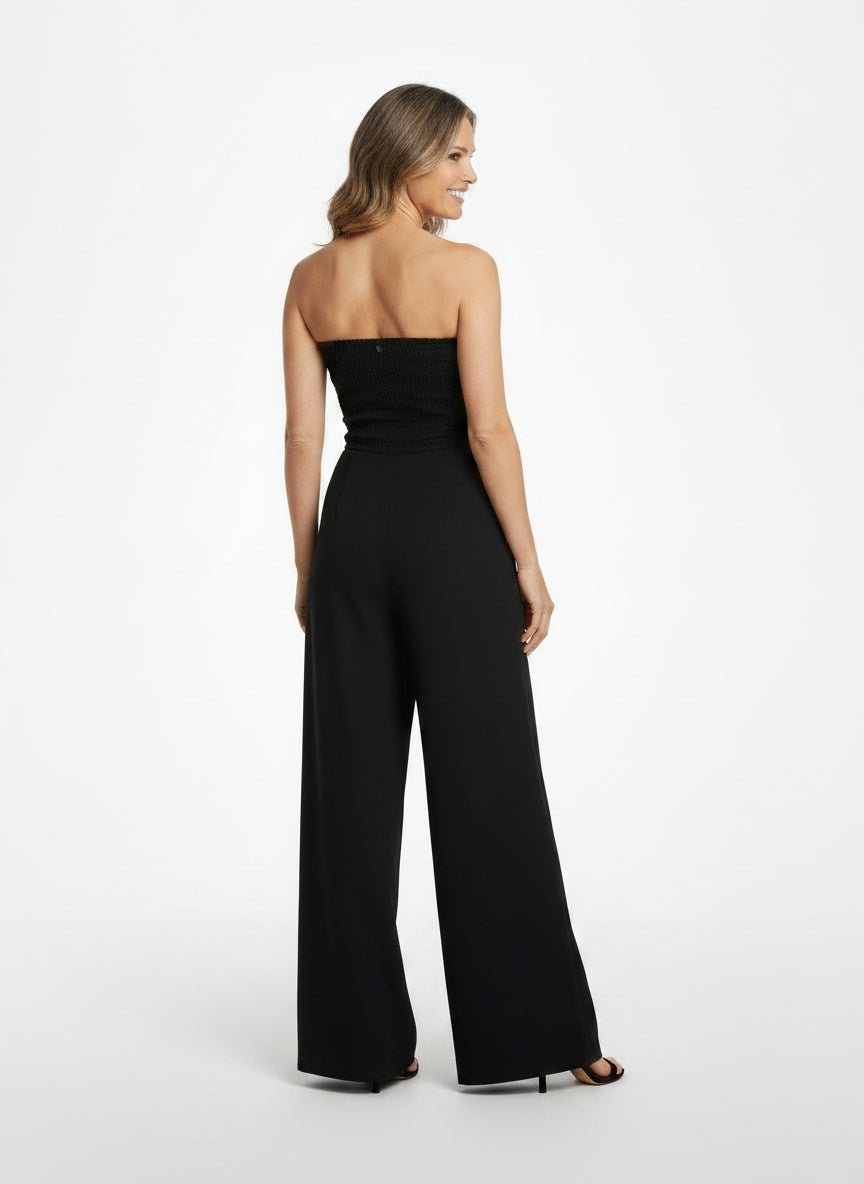 Back pose of the model wearing Combinaison bustier femme