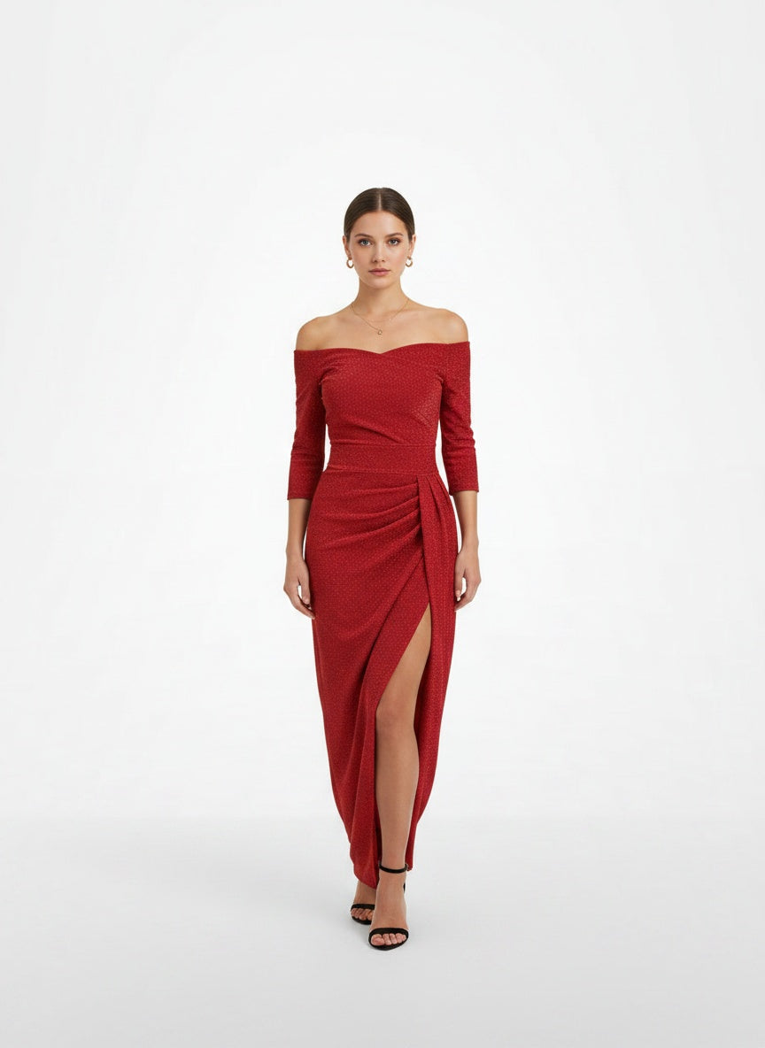 Full body view of the model wearing Robe midi épaules dénudées avec détails plissés et fente à l’avant femme