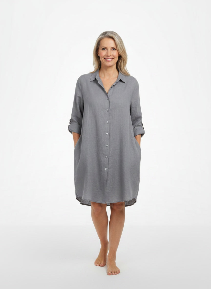Full body view of the model wearing Blouse longue femme