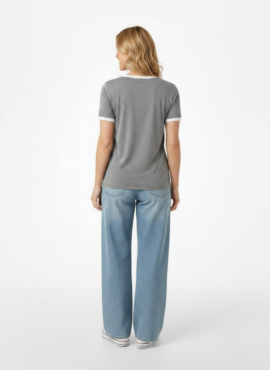 Back pose of the model wearing T-shirt Good Vibes femme