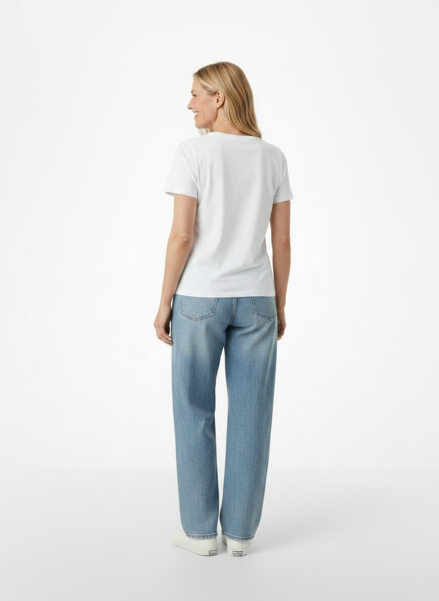 Back pose of the model wearing T-shirt d'été à manches courtes femme