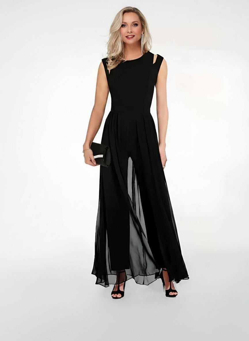Full body view of the model wearing Combinaison d'été sans manches à jambes larges femme