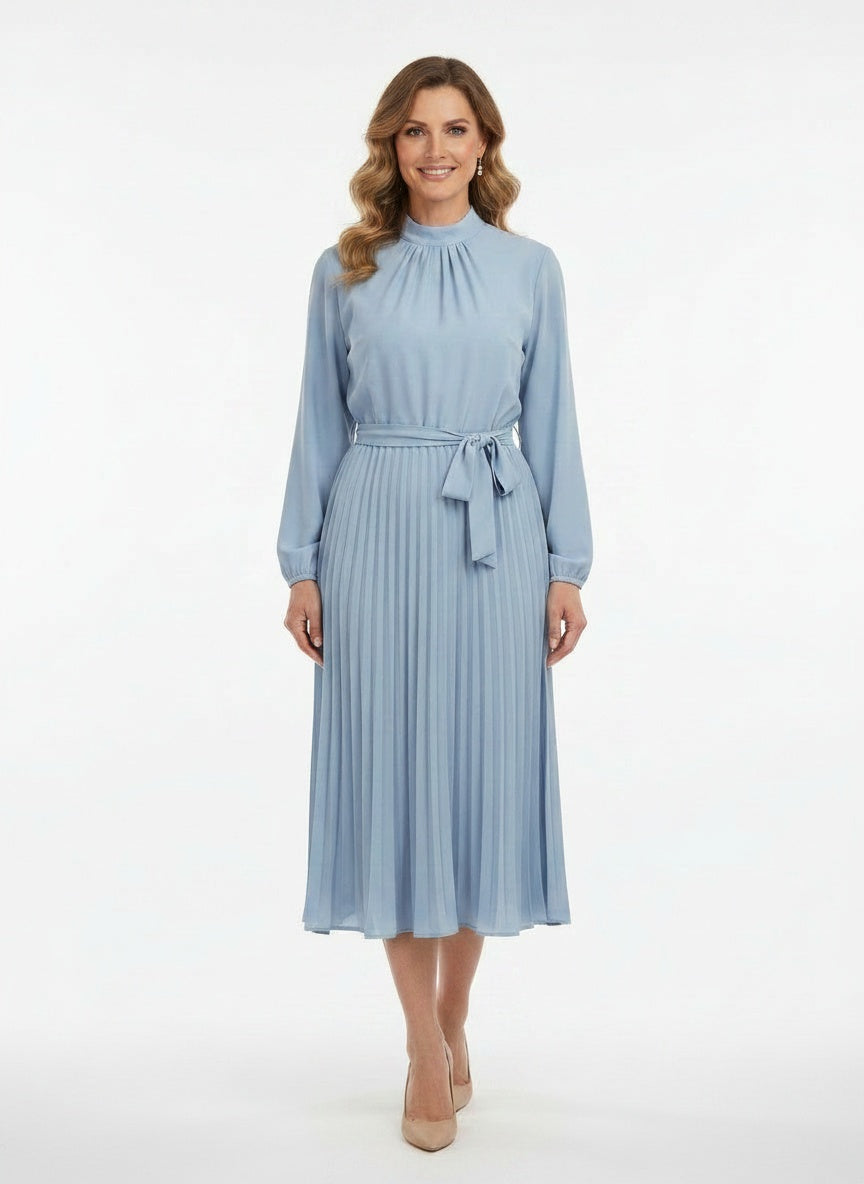 Full body view of the model wearing Robe midi plissée à manches longues avec ceinture femme