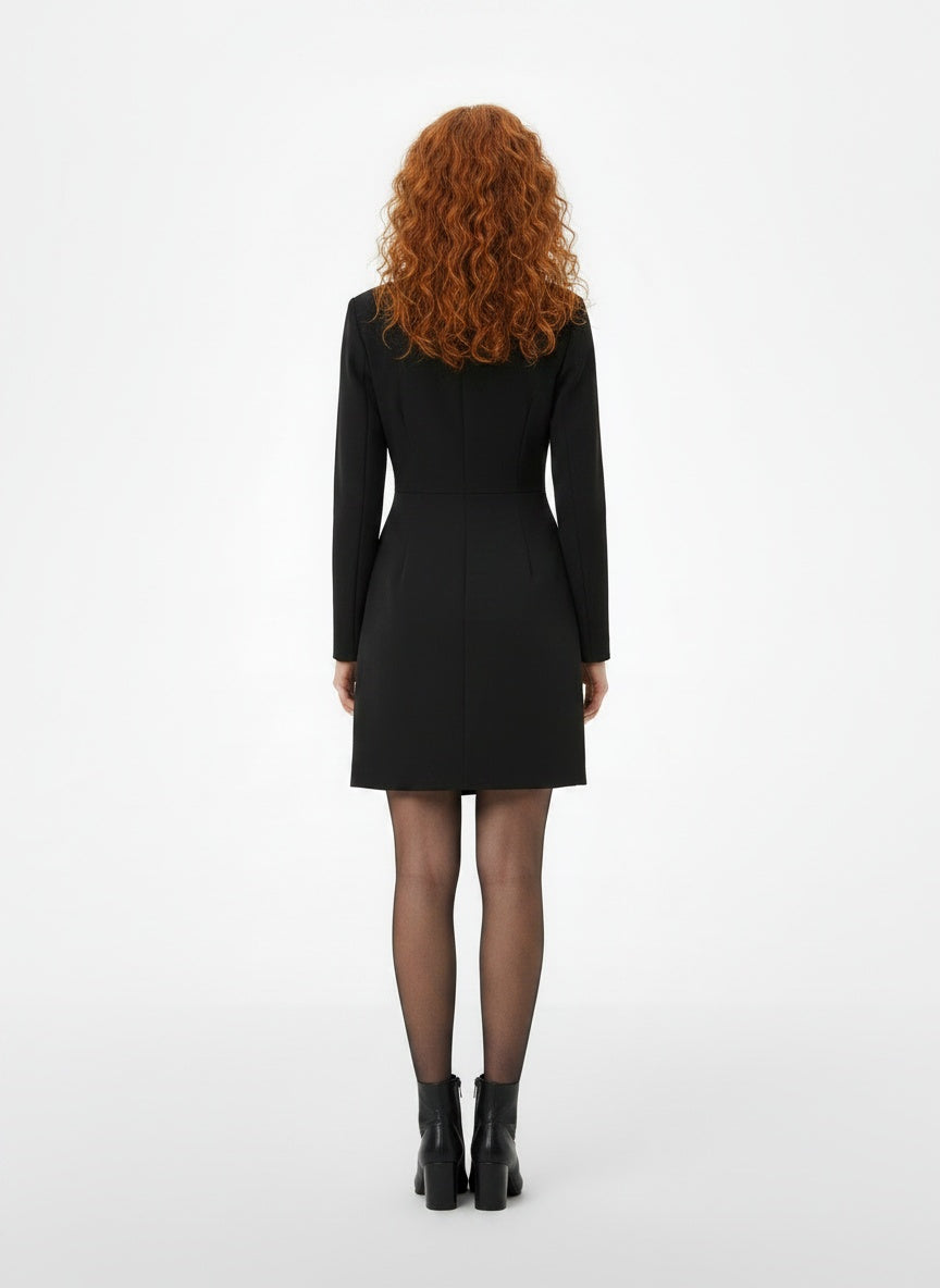Back pose of the model wearing Robe longueur genou à manches longues et coupe ajustée femme