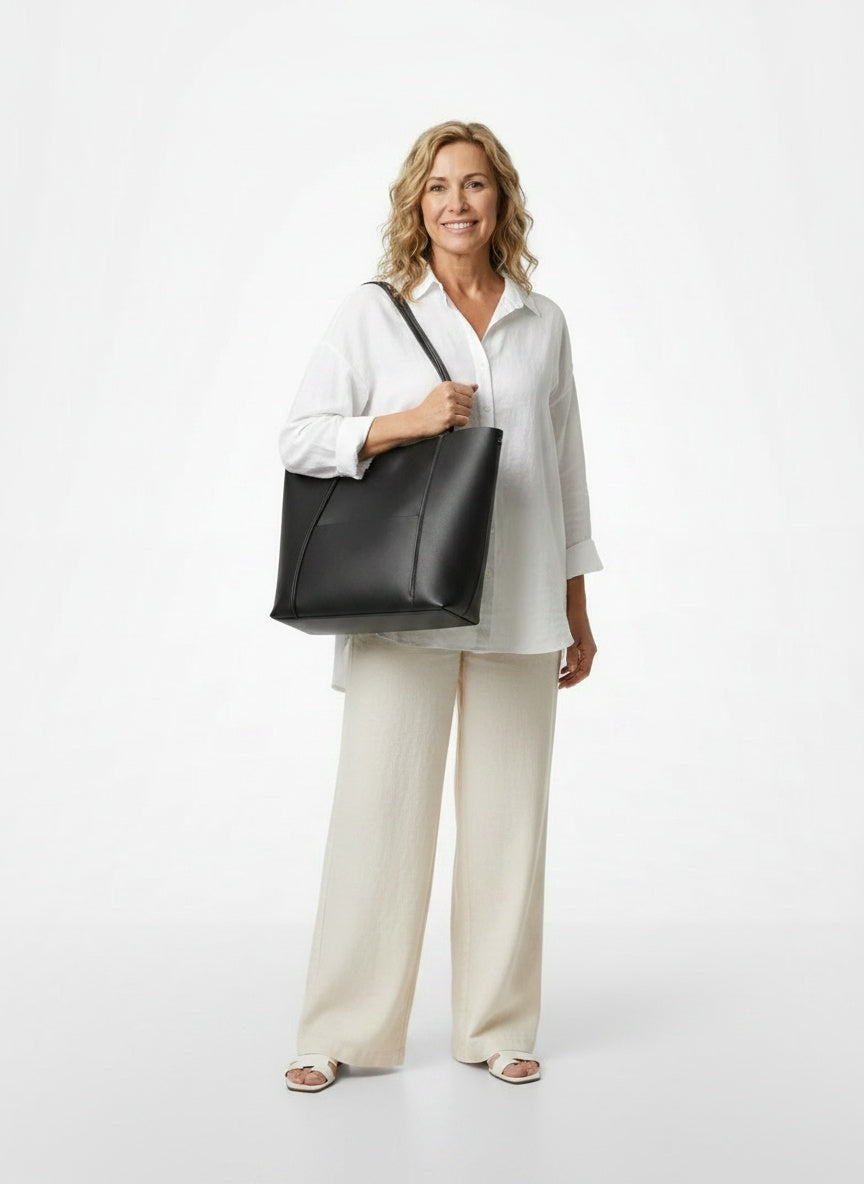 Full body view of the model wearing Sac à main en cuir avec poignée et grande capacité femme