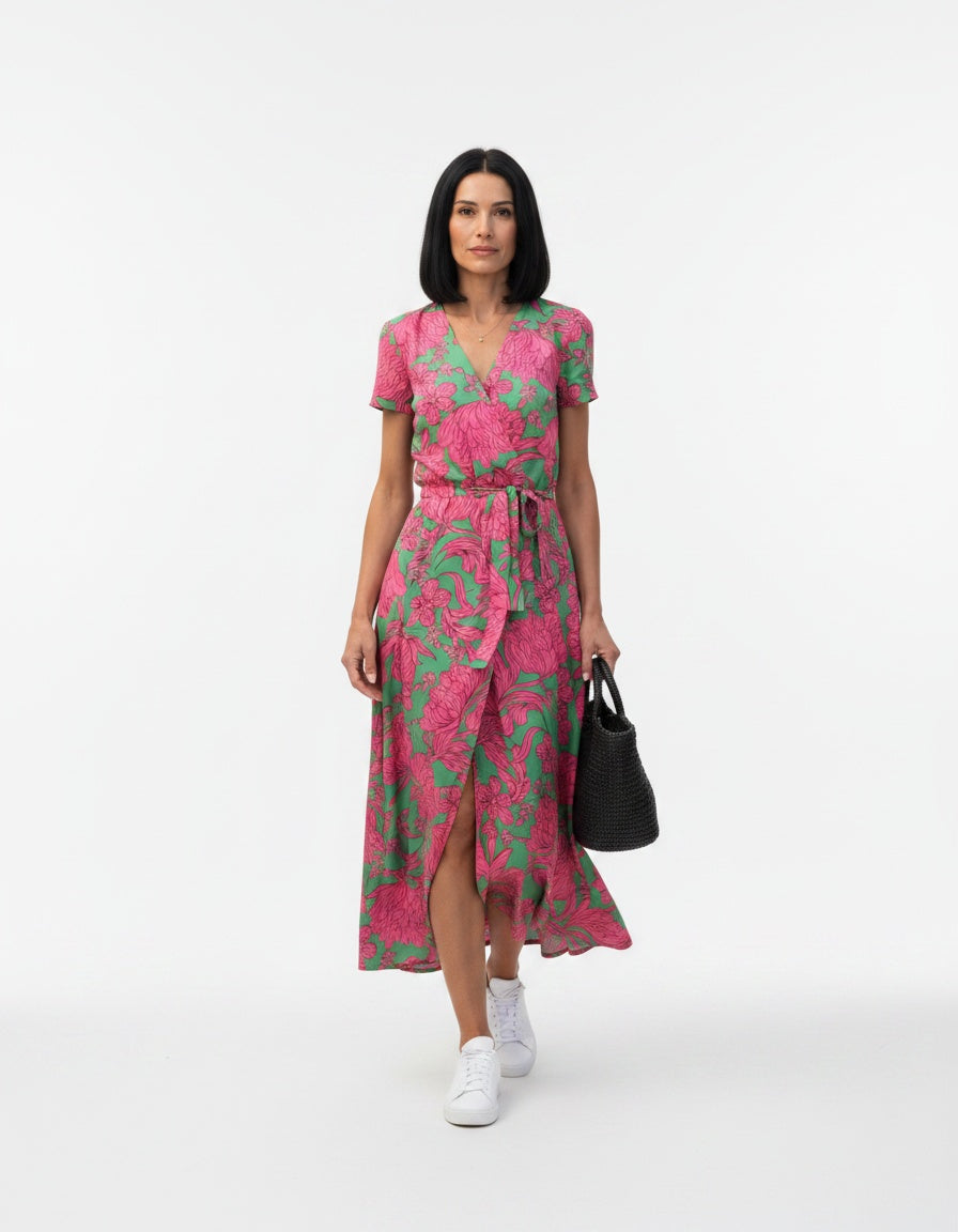 Full body view of the model wearing Robe portefeuille midi imprimée femme