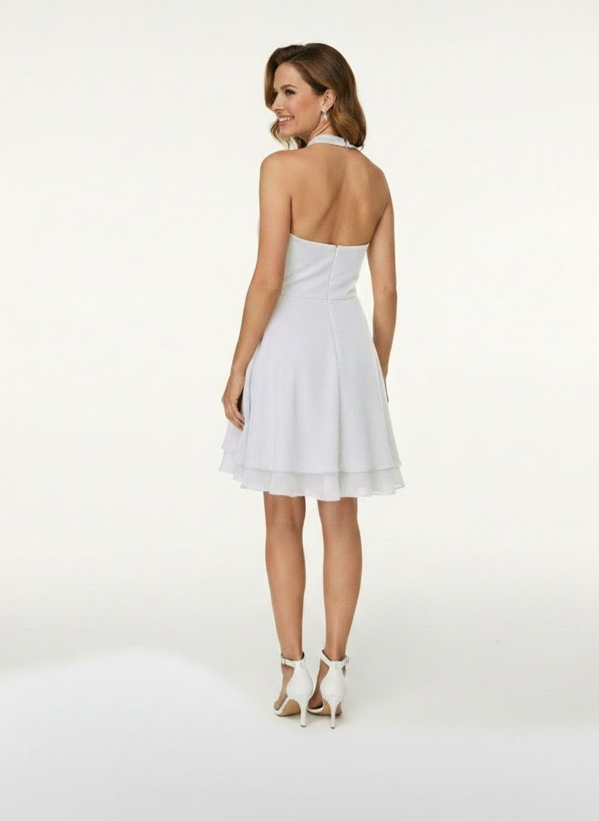 Back pose of the model wearing Robe midi élégante à volants femme